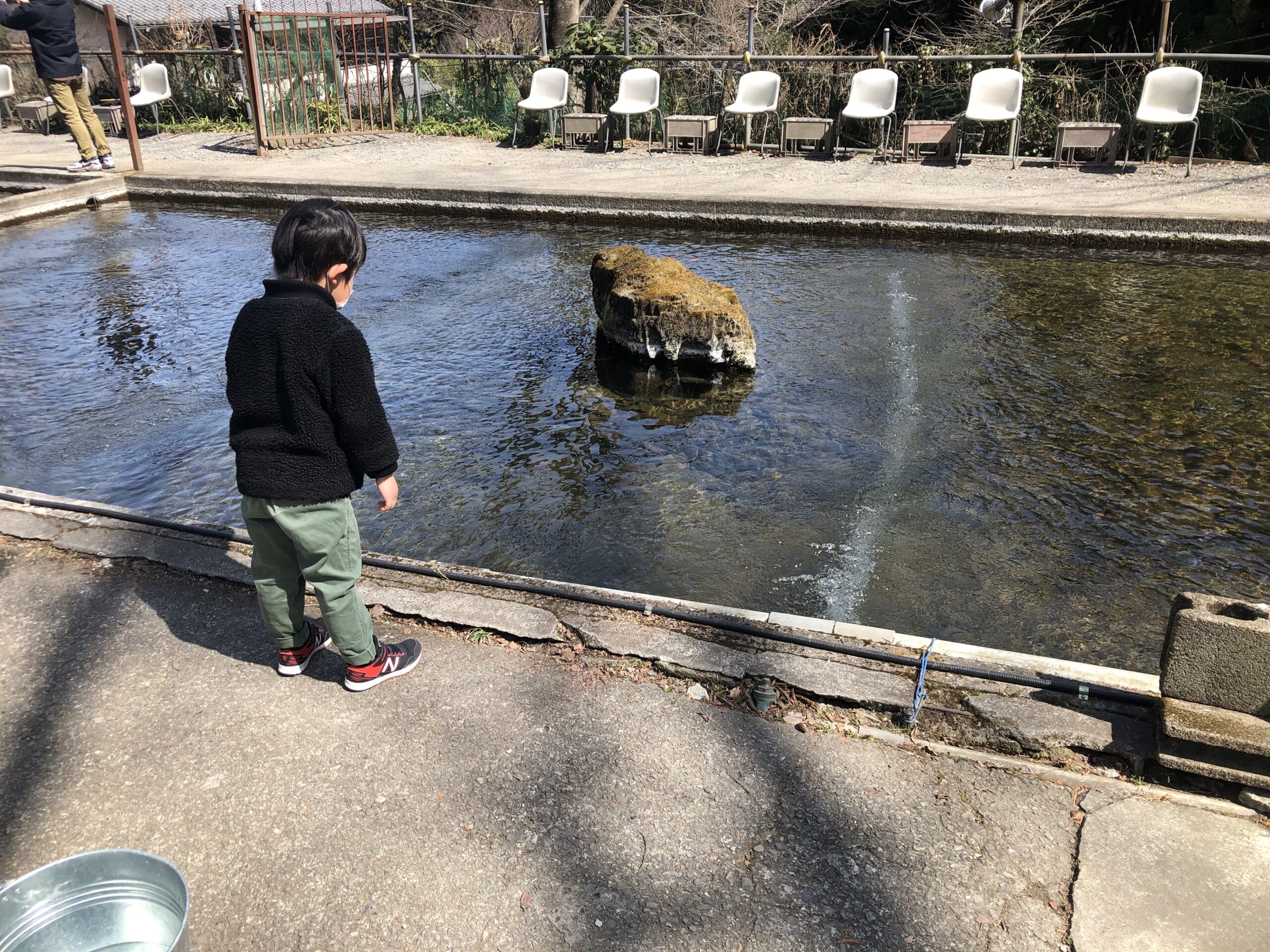 風布にじます釣り堀センターに行ってきた 子どもでも釣れて焼き立てニジマスを食べれる場所 ベランピング生活